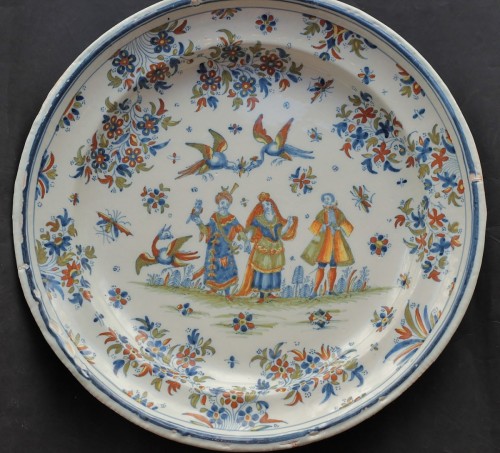  - Alcora earthenware dish with character decoration, 18th century