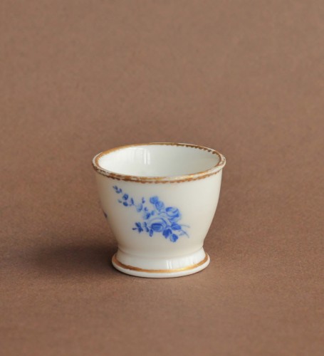 Egg cup in soft porcelain of Sevres, circa 1760 - Porcelain & Faience Style 