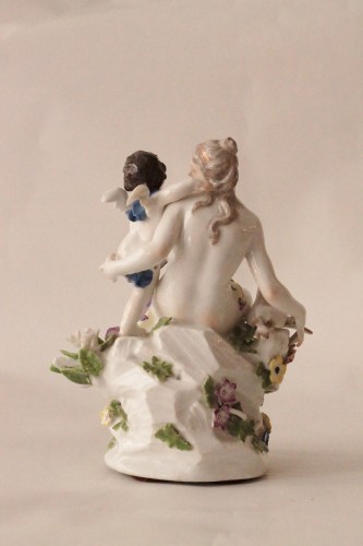 Céramiques, Porcelaines  - Groupe en porcelaine de Meissen représentant Vénus et l'Amour