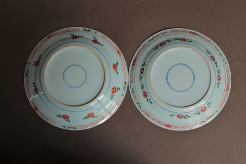 Céramiques, Porcelaines  - Paire d'assiettes en porcelaine de Chine Famille Verte, époque Kangxi 1662-1722