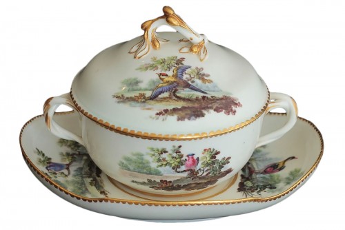 Écuelle en porcelaine tendre de Sèvres à décor d'oiseaux, vers 1765