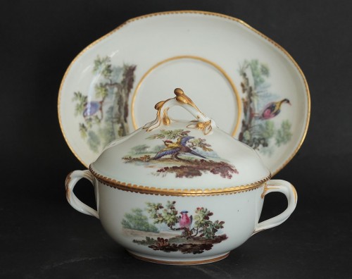 Écuelle en porcelaine tendre de Sèvres à décor d'oiseaux, vers 1765 - Céramiques, Porcelaines Style 