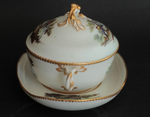 A Sèvres soft-paste porcelain bowl decorated with birds, circa 1765 - 