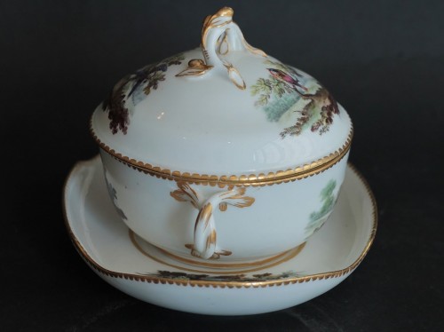 18th century - A Sèvres soft-paste porcelain bowl decorated with birds, circa 1765