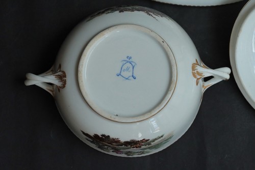 A Sèvres soft-paste porcelain bowl decorated with birds, circa 1765 - 