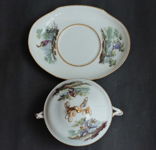 Antiquités - A Sèvres soft-paste porcelain bowl decorated with birds, circa 1765