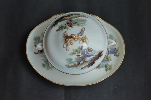 Antiquités - A Sèvres soft-paste porcelain bowl decorated with birds, circa 1765