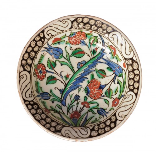Iznik siliceous ceramic dish, early 17th century