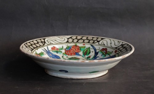 Iznik siliceous ceramic dish, early 17th century - 