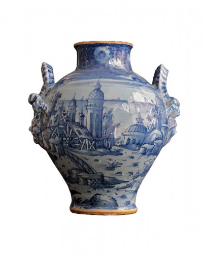 Vase in majolica of Urbino with decoration in blue and white circa 1565