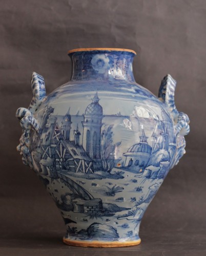 Vase en majolique d'Urbino à décor en bleu et blanc vers 1565-1570 - Céramiques, Porcelaines Style 