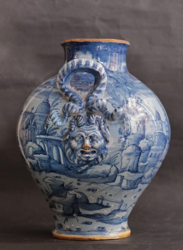 Céramiques, Porcelaines  - Vase en majolique d'Urbino à décor en bleu et blanc vers 1565-1570