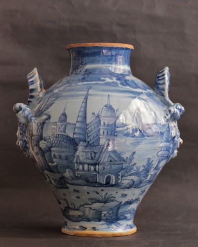 Vase in majolica of Urbino with decoration in blue and white circa 1565 - 