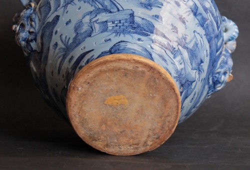 Vase in majolica of Urbino with decoration in blue and white circa 1565 - 