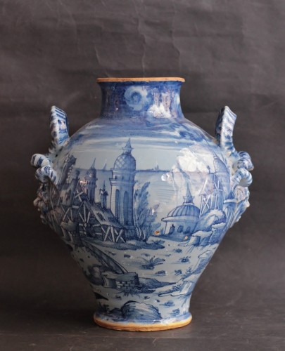  - Vase in majolica of Urbino with decoration in blue and white circa 1565