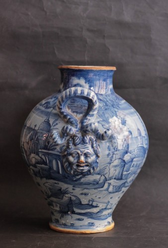 Antiquités - Vase en majolique d'Urbino à décor en bleu et blanc vers 1565-1570