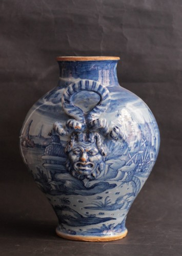 Antiquités - Vase en majolique d'Urbino à décor en bleu et blanc vers 1565-1570