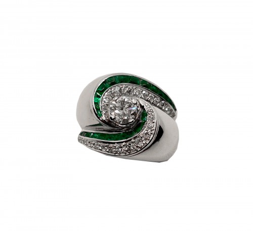 Platinum ring : diamonds and emeralds circa 1940
