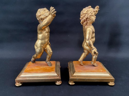 Antiquités - Paire de putti en bronze doré, Italie début 18e siècle