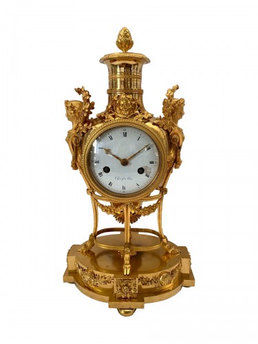 Pendule vase Louis XVI en bronze doré