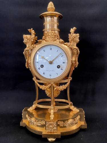 Pendule vase Louis XVI en bronze doré - Horlogerie Style Louis XVI