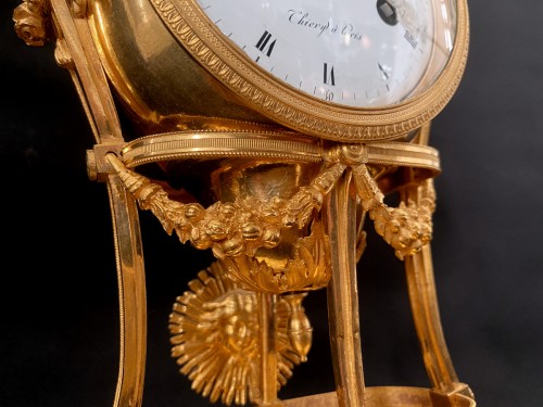 Louis XVI - Pendule vase Louis XVI en bronze doré