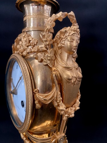 Antiquités - Pendule vase Louis XVI en bronze doré