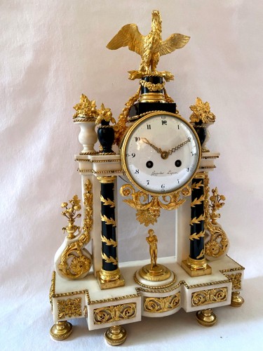 Pendule portique à l'aigle Louis XVI - Horlogerie Style Louis XVI