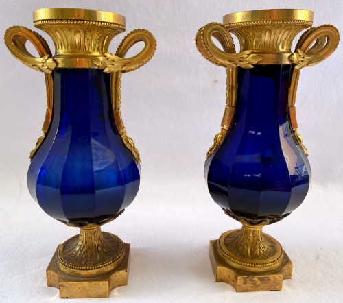 Paire de vases Louis XVI en cristal bleu taillé et bronze doré - Objet de décoration Style Louis XVI