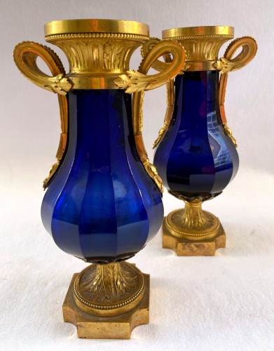 Objet de décoration Cassolettes, coupe et vase - Paire de vases Louis XVI en cristal bleu taillé et bronze doré