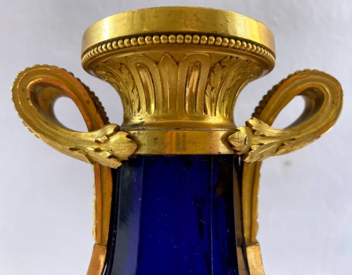 XVIIIe siècle - Paire de vases Louis XVI en cristal bleu taillé et bronze doré
