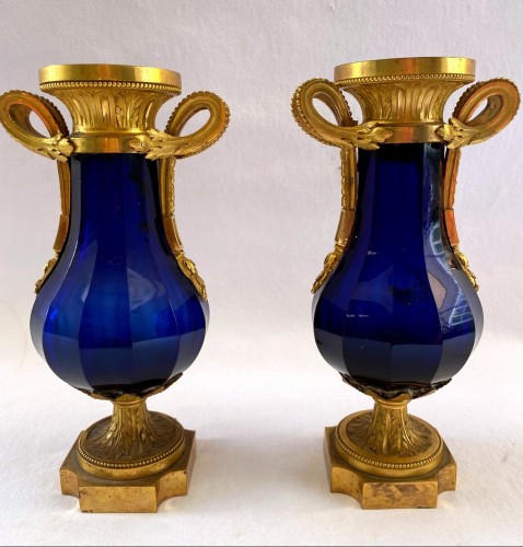 Paire de vases Louis XVI en cristal bleu taillé et bronze doré - Louis XVI