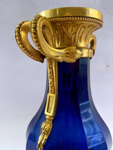 Louis XVI - Paire de vases Louis XVI en cristal bleu taillé et bronze doré