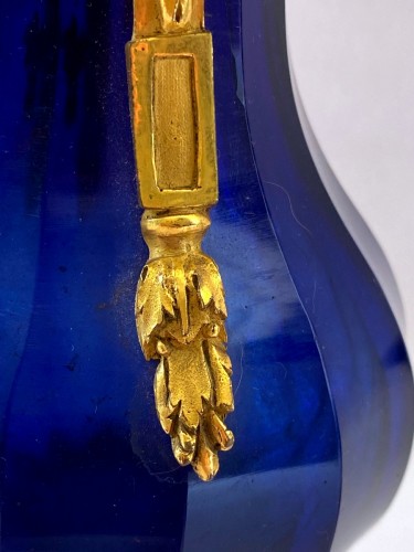 Antiquités - Paire de vases Louis XVI en cristal bleu taillé et bronze doré