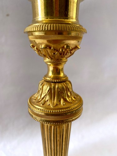 Directoire - Paire de bougeoirs Directoire en bronze doré