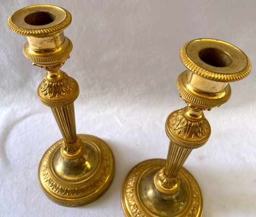 Antiquités - Pair of gilt bronze Directoire candlesticks