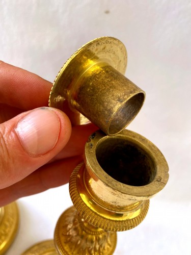 Antiquités - Pair of gilt bronze Directoire candlesticks