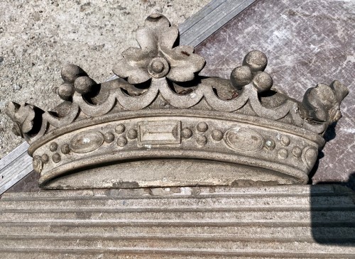 Architectural & Garden  - Carved stone coat of arms