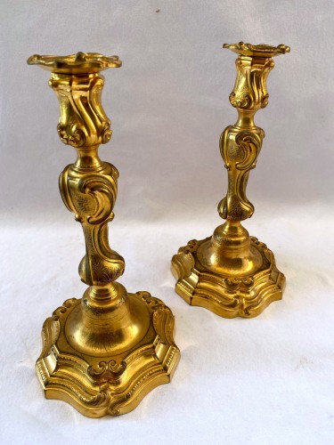 Luminaires Bougeoirs et Chandeliers - Paire de flambeaux régence en bronze doré
