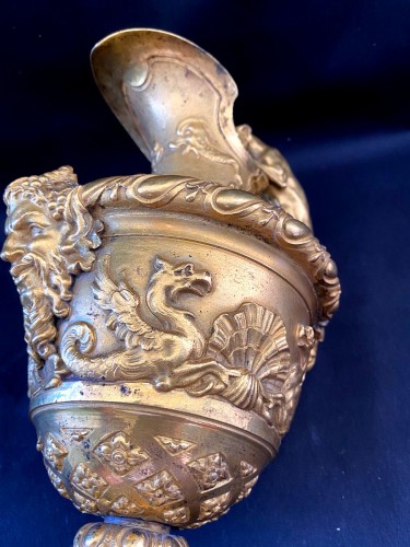 Antiquités - Aiguière en bronze doré, époque Restauration