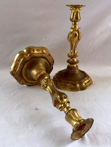 Luminaires Bougeoirs et Chandeliers - Paire de flambeaux Louis XV en bronze doré