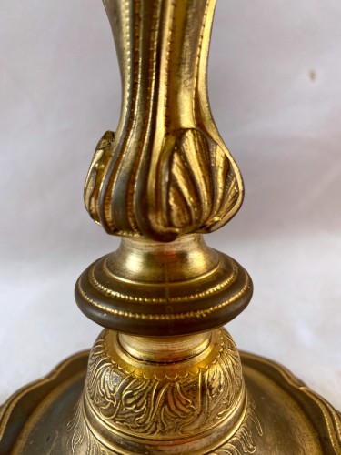 Louis XV - Paire de flambeaux Louis XV en bronze doré
