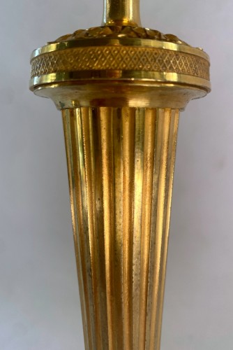 Antiquités - Pair of gilt bronze Directoire candlesticks