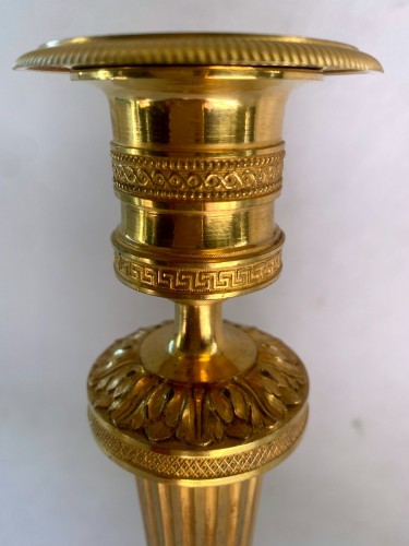 Antiquités - Pair of gilt bronze Directoire candlesticks