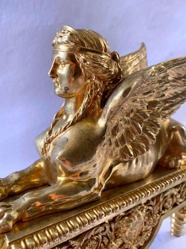 XIXe siècle - Paire de chenets aux sphinges en bronze doré vers 1830