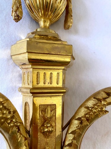 Antiquités - Paire d'appliques Directoire en bronze doré