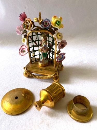Antiquités - Bougeoir en bronze doré et porcelaine