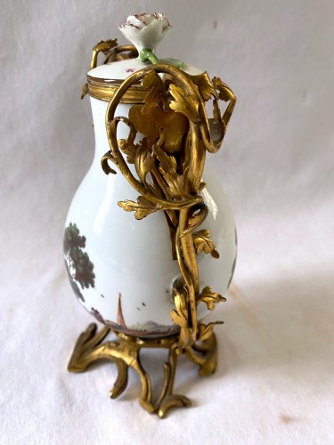 XVIIIe siècle - Vase couvert en porcelaine de Meissen monté bronze doré