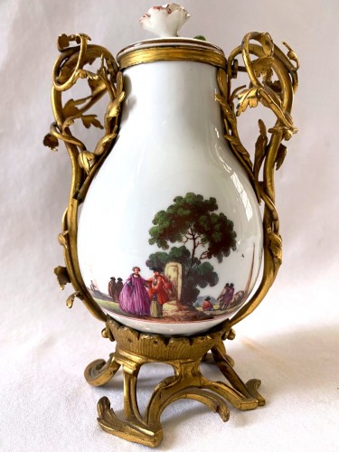 Louis XV - Vase couvert en porcelaine de Meissen monté bronze doré