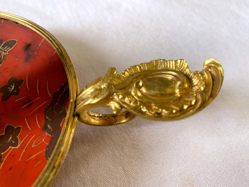 Bougeoir à main en laque de Chine et bronze doré au C couronné - Jullion Antiquités